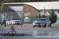 まずはウエット路面でアンダーステアとオーバーステアを体感。