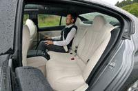 6：4分割可倒式リアシート。後席は想像以上に広い。180cmのリポーターが座ってもこのとおり。フロントから続くセンターコンソールがあるが、必要に応じて3人が乗車できる。