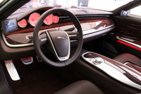 「ベルトーネ・ジャガーB99」のダッシュボード。左右両端にモニターが備えられている。