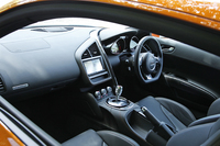 今回のマイナーチェンジでは、インテリアの一部も改良。センターコンソールにはハイグロスブラックの、パワーウィンドウスイッチまわりにはアルミ調のパネルを追加している。