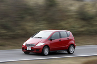 パワーステアリングは、車速感応式の電動式を採用した。