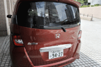 2列目シートを畳んだ状態だと、荷室と約115mmの段差が生まれる。この段差を埋めるために荷室フロアに配置されるのが「反転フロアボード」。完全なフラットフロアにすることもできるし、反転させるとスロープが付いている面が現れ、自転車を積んで固定するのに便利な床形状となる。ボードの重量は左側の大きい方が4.7kg、右側の小さい方で2.7kg。持ち手もついているので、ひっくり返すのは簡単だ。
	（写真をクリックすると、荷室のアレンジが見られます ※モデルの身長は180cm）