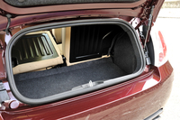 ベースがコンバーチブルの「500C」であるために、ハッチゲートではなく小さなトランクリッドが付く。