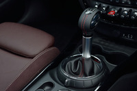 「MINIクーパーSクラブマン」のトランスミッションはATのみ。シフトレバー（写真）のブーツを囲むリングそのものが、ダイヤル式の運転モード切り替えスイッチになっている。