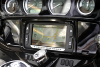 四輪並みの視認性と操作性を備えた、6.5インチカラータッチ画面モニター。ただし残念ながら、日本仕様ではカーナビの設定はないという。