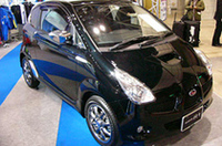 ホイールやランプなどでドレスアップした「R1」。