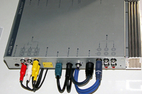 本体にはライン出力も装備。外部パワーアンプを追加してさらにサウンドのクォリティアップを図ることもできる。