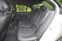 後席の背もたれには40：20：40の分割可倒機構が備わる。