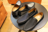 「ハリーズオブロンドン」の新作ドライビングシューズ。インソールはリバーシブルで、マッサージ効果のある「テクノジェル」を用いたエンボスとノーマルの双方を使い分けられる。