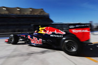 17周目、それまで3位を走行していたウェバーのレッドブルが突如失速、リタイアした。原因は、この常勝チームのアキレスけんであるオルタネーターの故障だった。既に今年2回ベッテルを襲っているこの問題は、ここアメリカで3年連続となるコンストラクターズチャンピオンの称号を手に入れたレッドブルにとって、切実な懸念材料のひとつ。最終戦で再発すれば、ベッテルのタイトル争いに決定的な打撃を与えかねない。（Photo=Red Bull Racing）