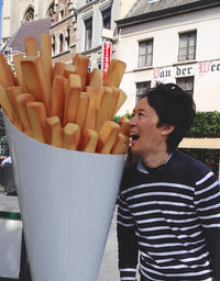 ベルギーのしきたり、もうひとつ。名物フライドポテト。空港にまで屋台あり。