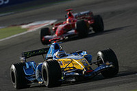 予選4番手のアロンソ（手前）は、オープニングラップで2位マッサを抜き、トップのシューマッハー（奥）を追走。36周目、まずはシューマッハーが2度目にして最後のピットイン。この間に差をつめたかったアロンソだったがペースがあげられなかったため、予定より早めにピットに駆け込んだ。アロンソはピットアウト直後にシューマッハーと並び、意地で1位の座を奪取。以後そのオーダーでレースを終えた。（写真＝Renault）