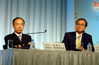 会見にのぞむ、（写真左から）近藤広一副社長と伊東孝紳社長。ここ数日、軽自動車と高級セダンの生産中止が報道されたことを受けて「どちらもわが社には必要な製品。これからますます力を入れます」と力説する場面も。