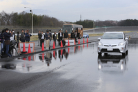 続いて摩耗の進んだ「GR-XI」を履く「プリウス」が試験路に。同様に80km/hからフル制動するのだが、制動距離がどんどん延びていく。
    