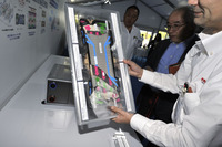 燃料電池スタック用セルの構造を示した模型。3枚のセパレーターと2枚のMEA（膜電極接合体）で1ユニットを構成する。従来より20％の薄型化を実現した。