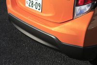 フロントグリルやフロントバンパースポイラー、サイドマッドガード、リアバンパースポイラー、ルーフモールについては、写真の「グレー」のほか、オプションで「オレンジメタリック」「ブルーマイカメタリック」のものも用意されている。
    