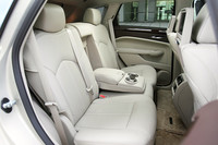 「プレミアム」のリアシートには、シートヒーター、オーディオコントロールが標準装備される。