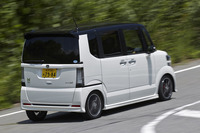 軽ハイトワゴンのコンプリートカー「N-BOXモデューロX G・ターボパッケージ」。「15mmローダウンしながら乗り心地のいい足まわり」や「ハンドリング性能を向上させたエアロパーツ」がセリングポイントとされている。