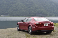 車重は2040kg。車検証には前軸重が1120kg、後軸重は920kgと記される。