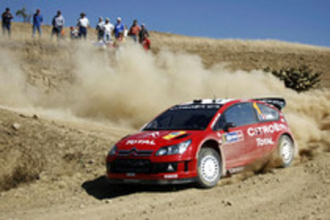 トップを快走するローブのシトロエンC4WRC。（写真＝CITROEN SPORT）
