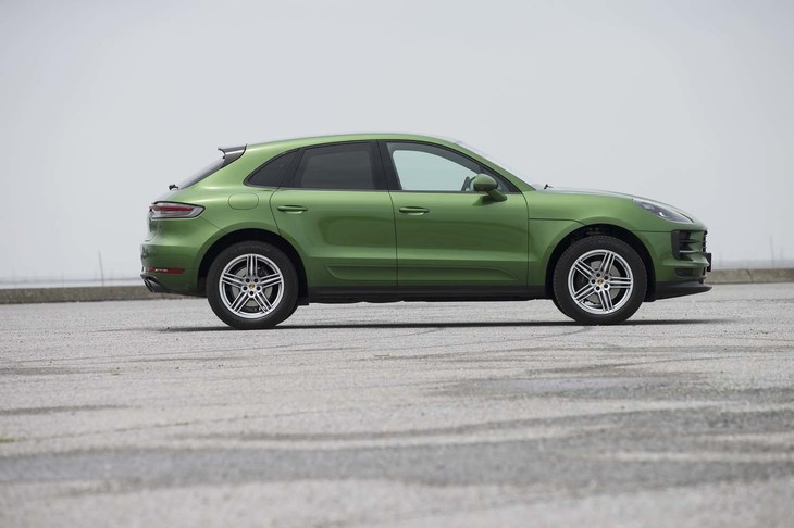 ボディーカラーは写真の「マンバグリーンメタリック」を含む全8色。ドアの下方に装着されるドレスアップパネル「サイドブレード」は、試乗車ではボディーカラー同色（9万4000円のオプション）となっている。