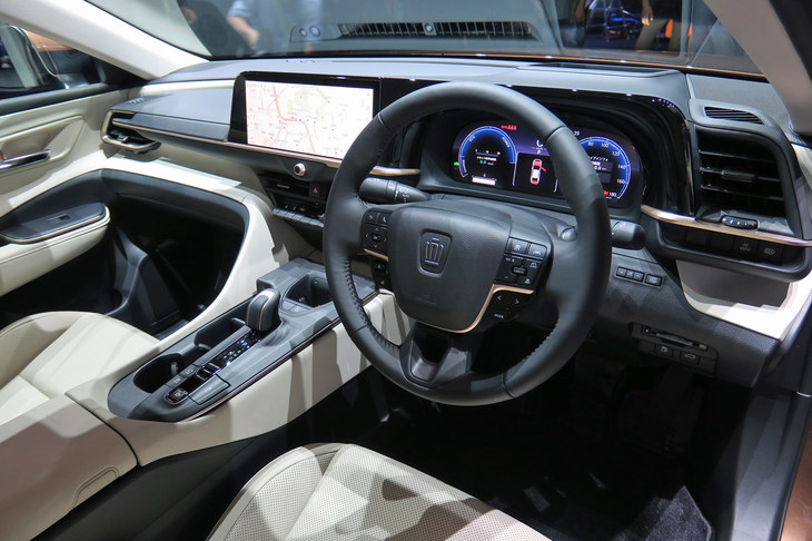 操作系は、世の潮流であるデジタル化については“ほどほど”といった具合。最新のモデルにしては物理スイッチを多用しており、目新しさより慣れ親しんだ操作性を重視した印象だ。