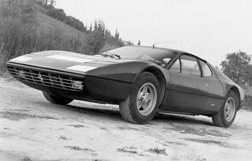 12気筒エンジンをミドシップ搭載した「フェラーリ365GT4BB」。日本のスーパーカーブームと時代が重なるのは、むしろ改良モデルの「512BB」のほうで、1981年にはエンジンをインジェクション化した「512BBi」に進化する。