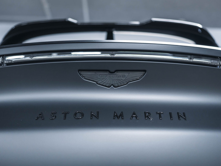 アストンマーティンDBX707ミッドナイト ポディウムエディション