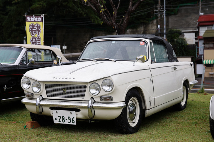 1968年「トライアンフ・ヴィテス2リッターMk1コンバーチブル」。ミケロッティが手がけたスタイリングは、彼の同時期の作品である「プリンス・スカイラインスポーツ」と共通する斜め配置のデュアルヘッドライトが特徴。