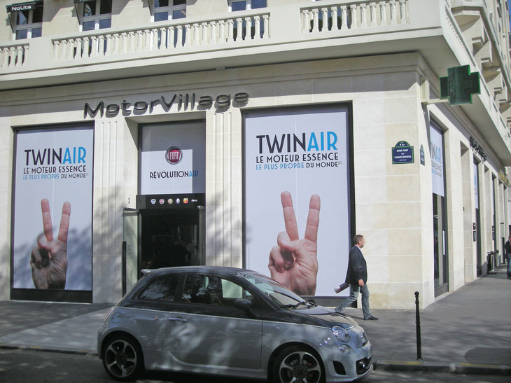 FCAのモータービレッジは、シャンゼリゼの末端であるロンポワン・デ・シャンゼリゼという、若干不利な立地だった。2010年撮影。