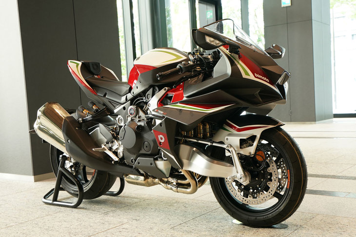 事業方針説明会の会場に展示された「ビモータ・テージH2」。ハブセンターステアリング機構を備えた独自設計の車体に、「ニンジャH2」などと同じ1リッターの過給機付きエンジンが搭載されている。