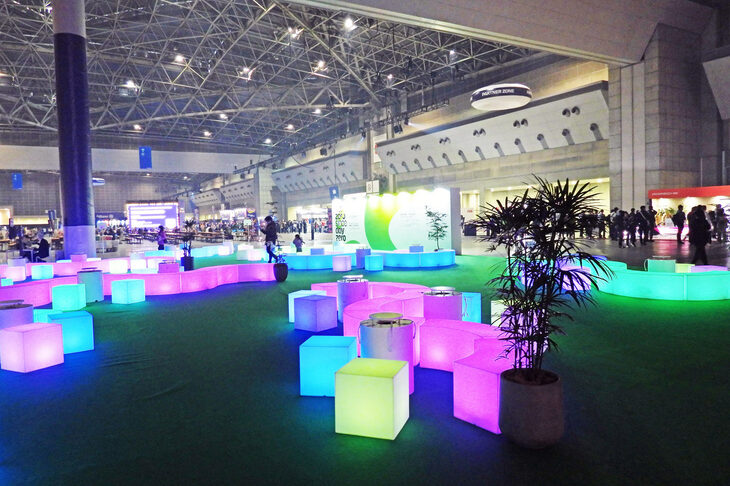 こちらのムーディーな空間は何？　というと、携帯端末の充電スポット。場内の移動に疲れたパパ＆ママは（とにかく広くて歩くんだよ！ スマートモビリティーはどこ行った？）、ここでスマホと体力を充電できるというわけだ。