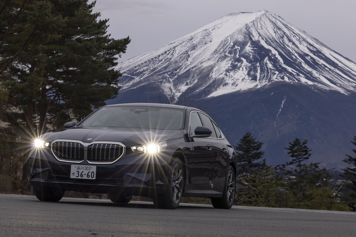 「BMW 523iエクスクルーシブ」は2リッター4気筒ターボのB48型エンジンを搭載。最高出力190PS／最大トルク310N・mを発生する。