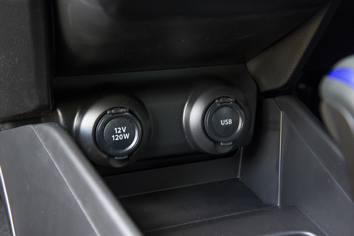 インテリアでは本革巻きステアリングホイールやシフトパドル、運転席アームレストが「SL」のみの装備となる。また下位グレードの「SG」では、メーカーオプションのメモリーナビゲーションや、それに付随するUSBなどの外部端子、ステアリングホイールのハンズフリースイッチなども選ぶことができない。