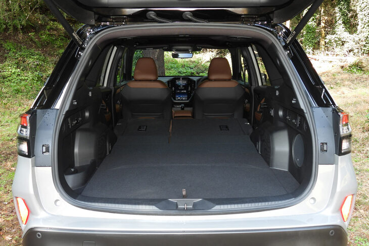 スバル・フォレスター プレミアムS：HEV EX（ラゲッジスペース）