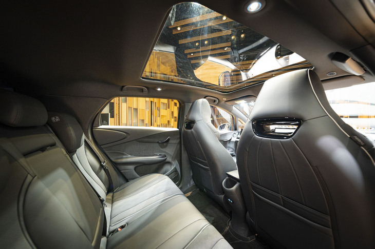 ホイールベースが長いだけあって、後席の足元スペースはかなり広め。パノラマガラスルーフのおかげで開放感も得られる。