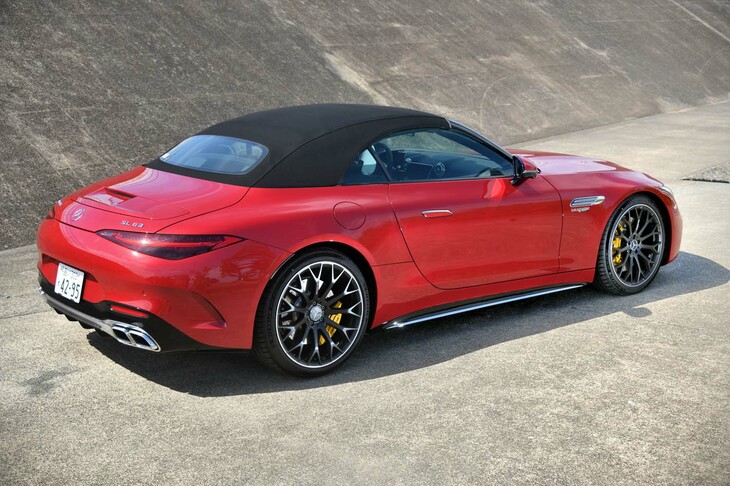 新型では電動ハードトップの「バリオルーフ」から、4代目モデル以来となる電動ソフトトップへと回帰している。