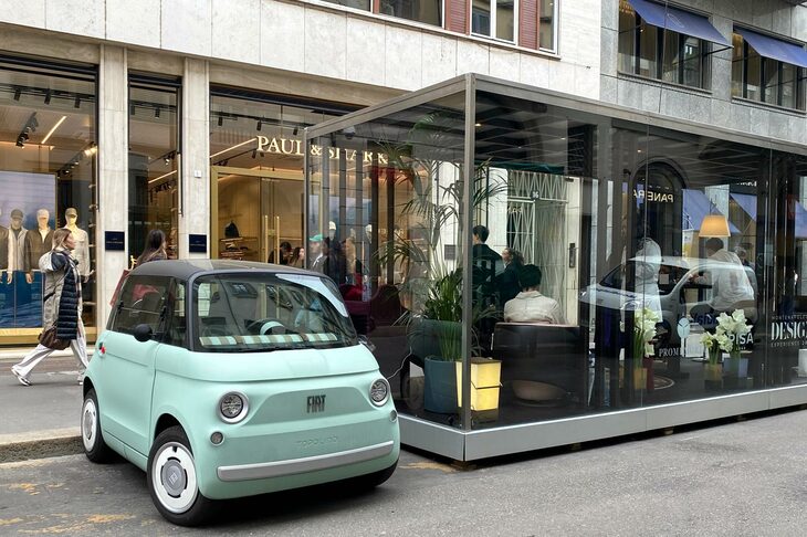 高級ファッション街モンテ・ナポレオーネ通りにたたずむ「フィアット・トポリーノ」。以下はいずれもミラノで2025年4月撮影。