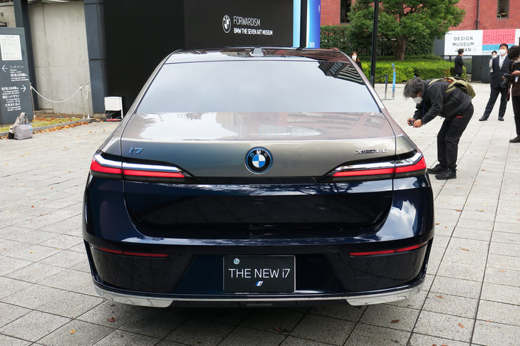 BMW i7 xDrive60eエクセレンス（リアビュー）