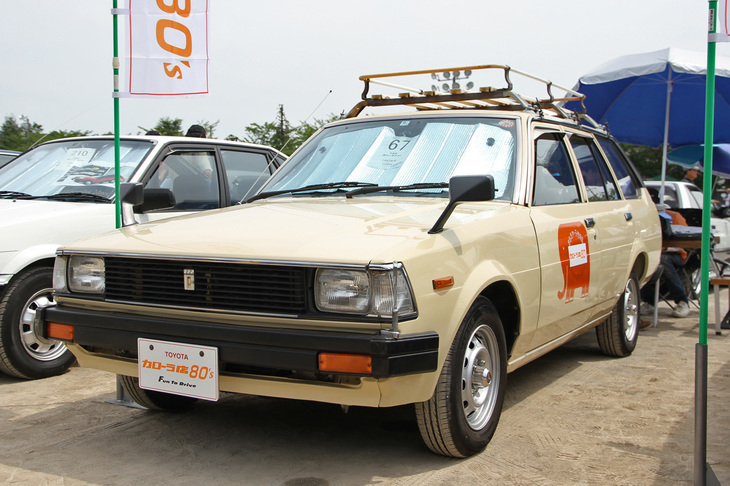 1983年「トヨタ・カローラ ワゴン1300デラックス」。4代目E70系に追加設定されたカローラシリーズ初となる5ナンバーの乗用ワゴン。ワゴンといっても4ナンバーの商用バンがベースで、人気薄だったため残存車両はかなり希少。