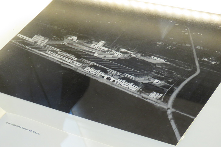 航空機用エンジン「IIIa」生産のために作られたという、在りし日の工場の写真。ゲートハウスなどの建物が、今日に受け継がれていることが分かる。