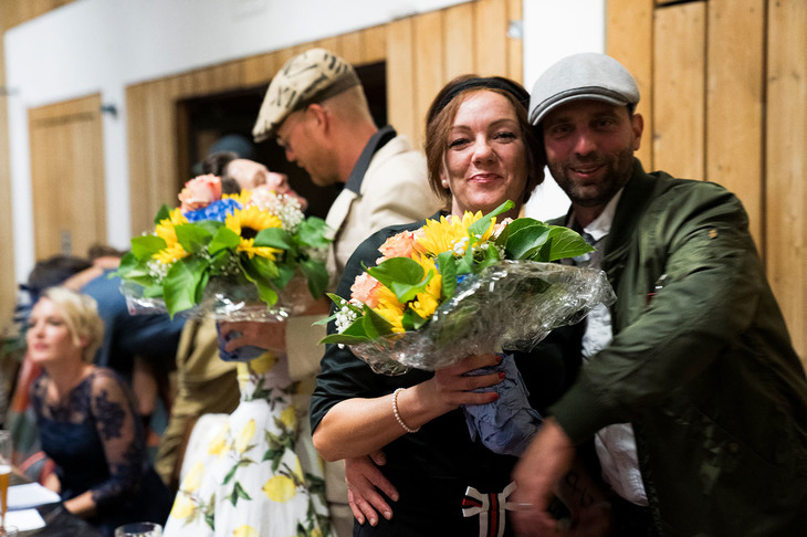 主催者5人は、参加者へのあいさつを終えた後に、多大なサポートを続けるそれぞれの奥さんに花束をプレゼント。参加者からは大きな拍手が送られた。