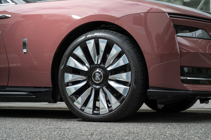 足もとには、これが「約100年ぶりの採用」とされる23インチのホイールを装着。タイヤはBEV用の「ピレリPゼロELECT」で、シーリング剤が仕込まれている。