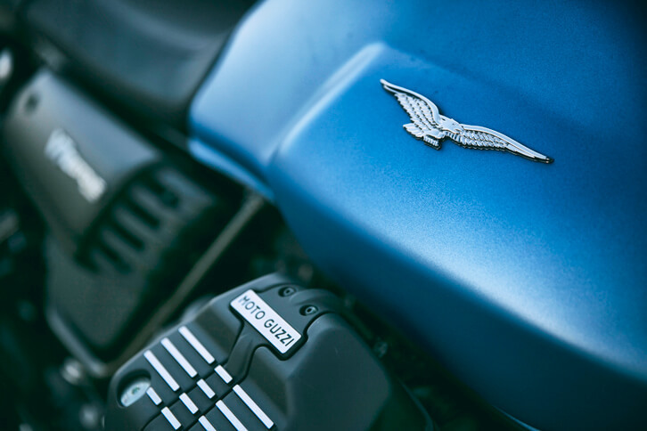 モト・グッツィは1921年に誕生した、現存するイタリア最古のバイクブランドである。エンブレムのモチーフである翼を広げた鷹は、かつてのイタリア空軍の紋章であり、創業者のカルロ・グッツィが第1次世界大戦中に空軍に所属していたことに由来する。