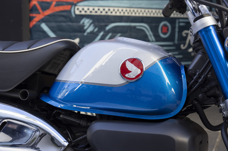 小柄ながらも本格的につくり込まれている点も「モンキー125」の魅力。フェンダーや燃料タンクはいずれもスチール製で、なかなかの質感である。