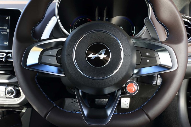 ステアリングホイールのセンター右下には、走行モードのセレクトスイッチ（赤いボタン）が置かれる。