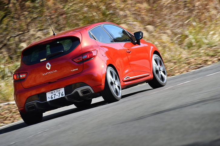 停車時の燃料消費を抑制するアイドリングストップ機構は、「R.S.ドライブ」で「ノーマル」モードを選択したときのみ作動する。