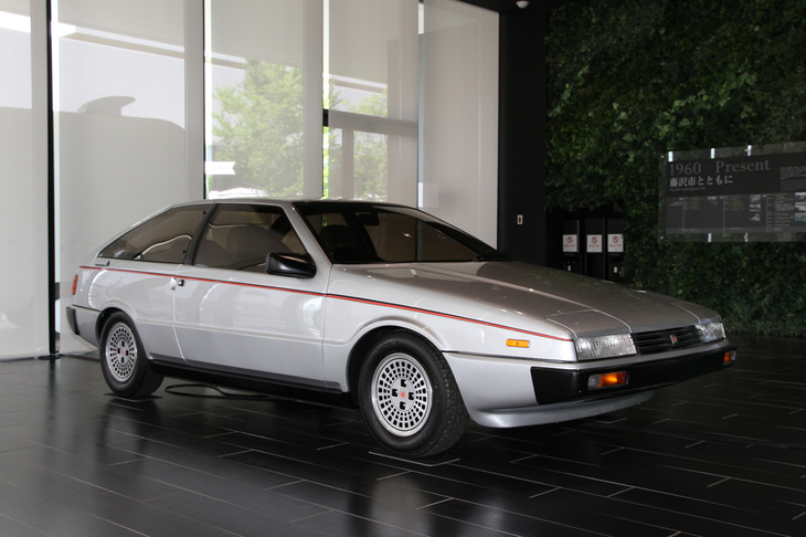 1Fエントランスで来場者を出迎える「アッソ・ディ・フィオーリ」。1979年のジュネーブモーターショーでデビューした、いすゞとイタルデザインのコラボレーション作品。今から40年前、1981年に市販化された初代「ピアッツァ」のプロトタイプである。これは9月ごろまで展示の予定。