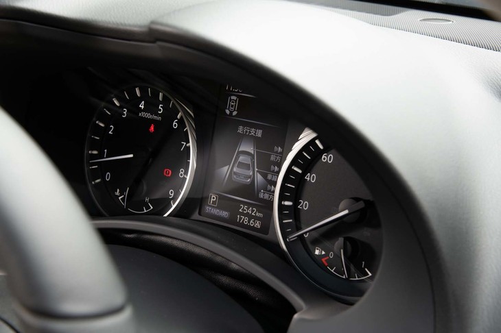 メーターパネルはシンプルな2眼式。センターのマルチインフォメーションディスプレイにはADASの作動状況などを表示できる。