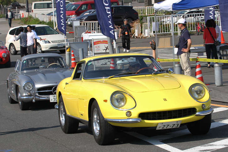 連れ立つようにして大さん橋に到着した1967年「フェラーリ275GTB/4」と1957年「メルセデス・ベンツ300SL」。